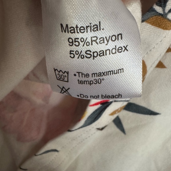 Women’s White Red Floral Short Sleeve Top Size XL NWT - Picture 6 of 9